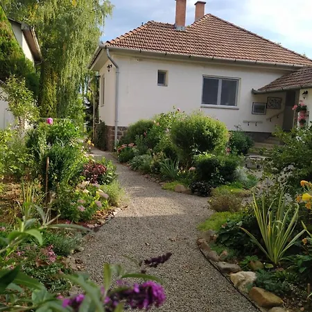 Eperkert Vendeghaz Tatil Evi Parád